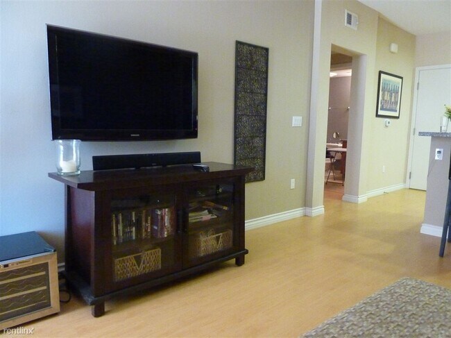 Building Photo - 1 br, 1 bath Condo - Atlas