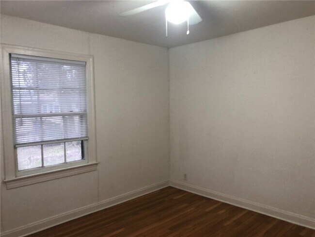 Building Photo - 109 E 49th St