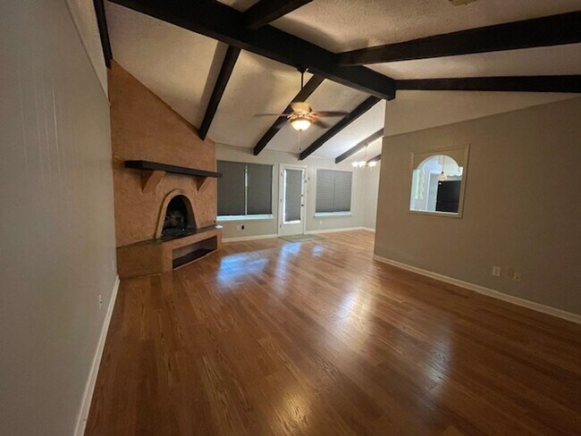 Building Photo - 220 Shady Lake Dr