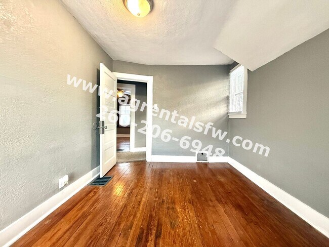 Building Photo - 3 Bedroom House