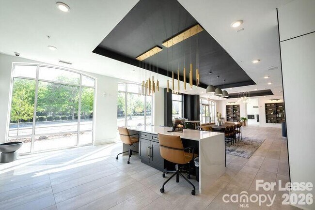 Building Photo - 425 W Trade St