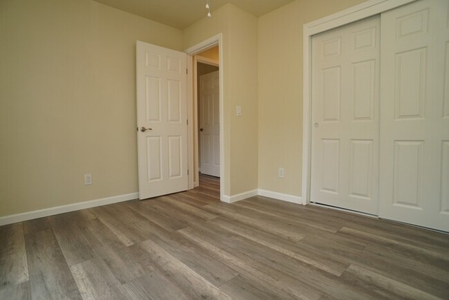 Building Photo - Beautifully remodeled halfplex in desirabl...