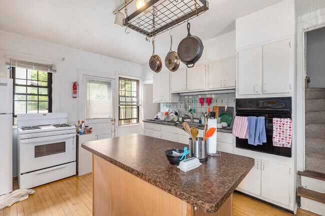 Building Photo - 415 N Thayer St