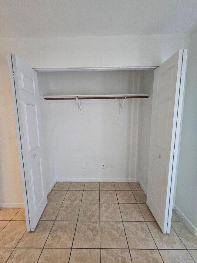 Building Photo - Location Location Location of this nice 3 ...