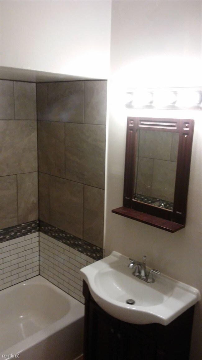 Building Photo - 2100 W Cullerton St