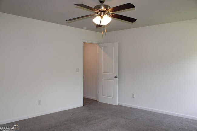 Building Photo - 9220 Golfview Cir