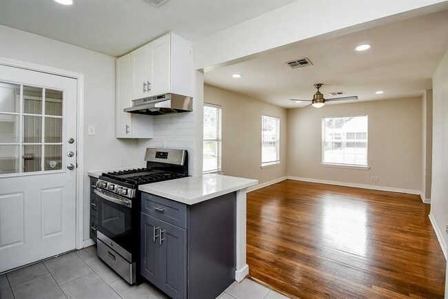 Building Photo - 1409 Zora St