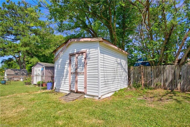 Building Photo - 3044 Camelot Blvd