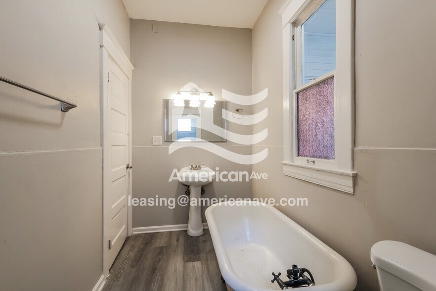 Building Photo - 1849 W Gaulbert Ave