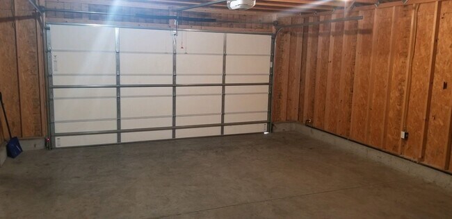 Building Photo - Beautiful 4 Bedroom, 4 Bath Townhome – Cedar Falls May 2025!