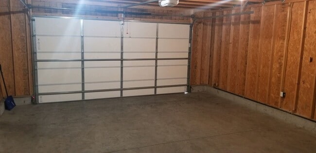 Building Photo - Now leasing for May 2026! FOUR BEDROOM AND...