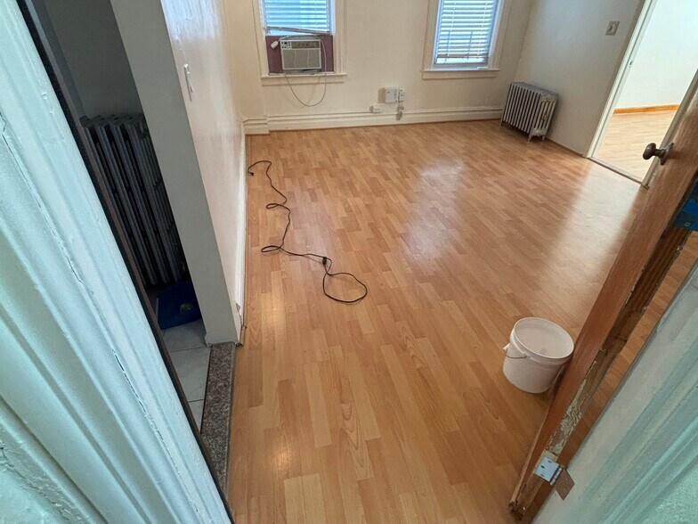 Living - 2333 E 24th St