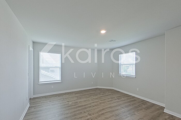 Building Photo - 712 St James Pl