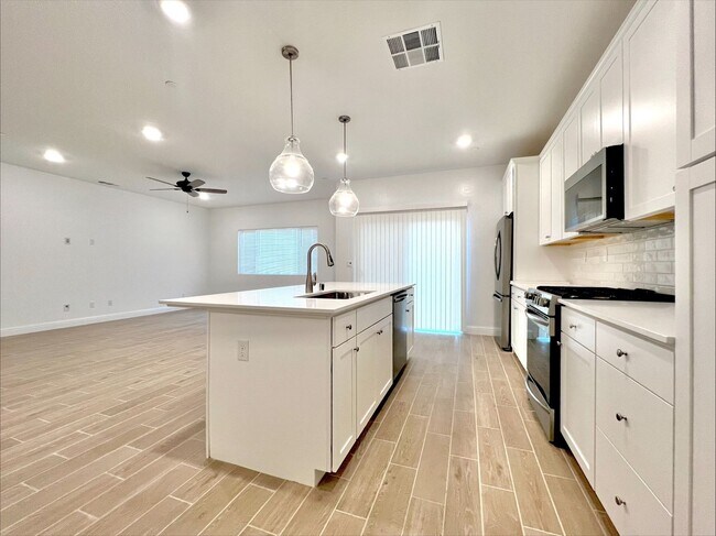Building Photo - Beautiful 3-Bed, 2-Bath Lennar Home in Daf...