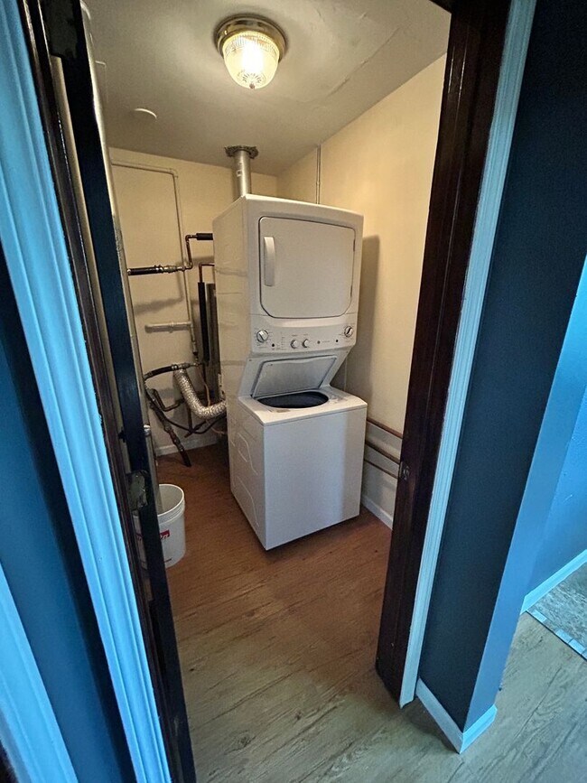 Building Photo - 529 W River Rd