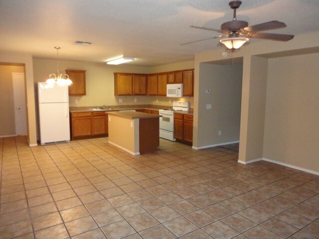 Building Photo - 1425 N Thunderbird Ave