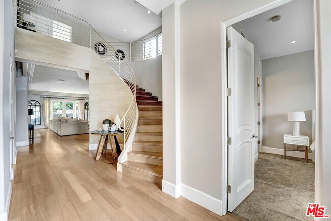 Building Photo - 841 N Crescent Heights Blvd