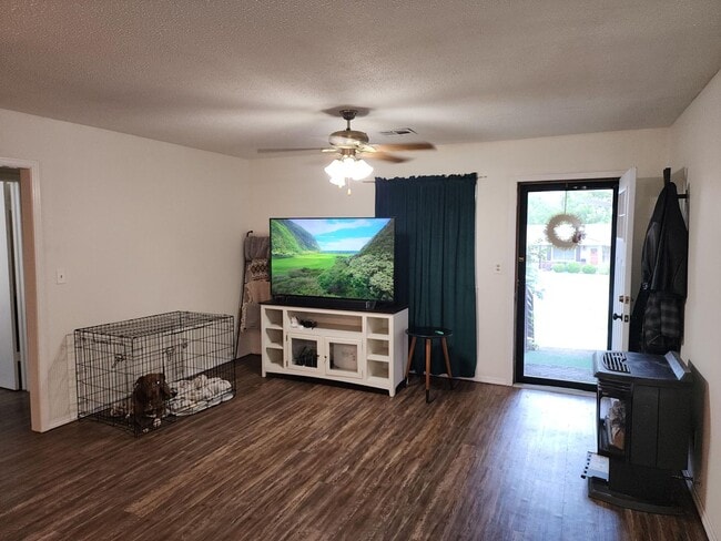 Building Photo - Darling Home in East Shawnee