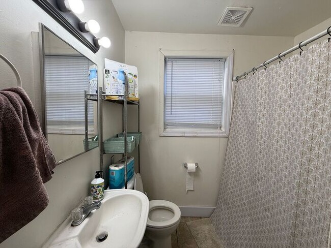 Building Photo - $2,850 | 5 Bedroom, 2 Bathroom House | NO ...