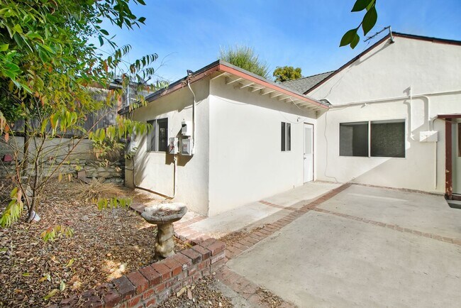 Building Photo - Beautiful Pet Friendly Home in Pasadena