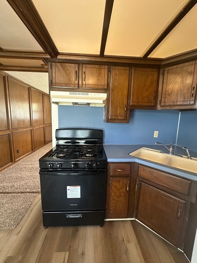 Building Photo - 3 bed, 1 bath, 1 car garage