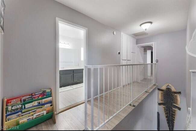 Building Photo - 580 Chelsea Dr