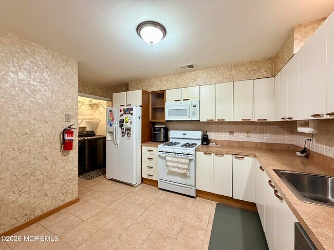 Building Photo - 743 Banyan Ct