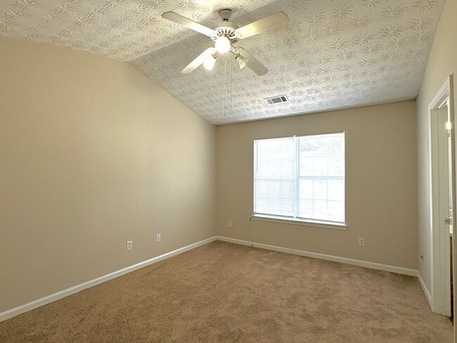 Building Photo - Spacious Townhouse with Convenient Location