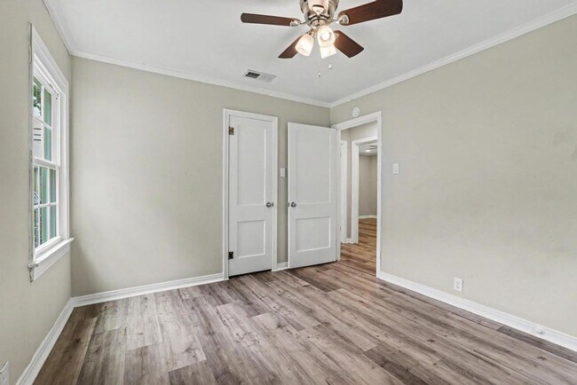 Building Photo - Cute & Clean Home with Large Fenced Yard Pet Friendly!