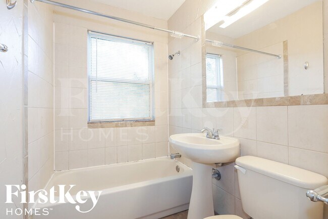 Building Photo - 122 E Lincoln Ave