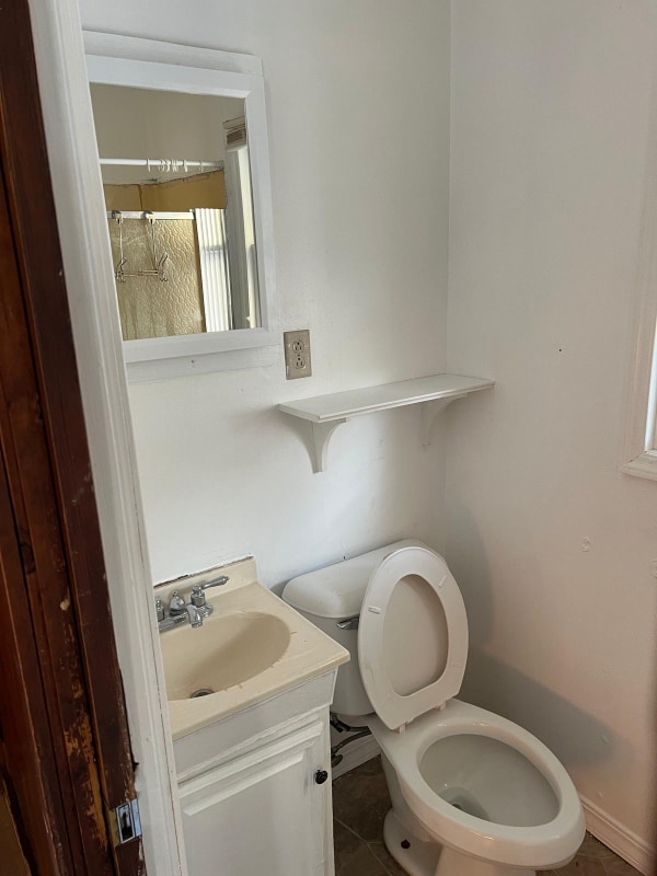 Building Photo - 1330 S Oak Ave