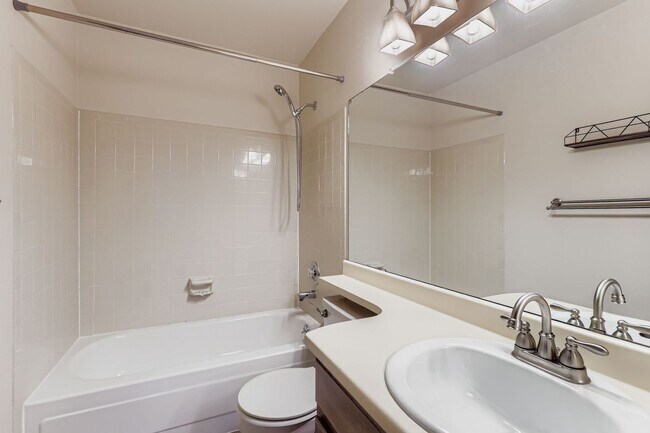 Building Photo - Wonderful 2BD/2.5BA Condo in Excellent Loc...