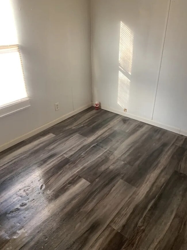 Building Photo - 3 Bedroom 2 bathroom