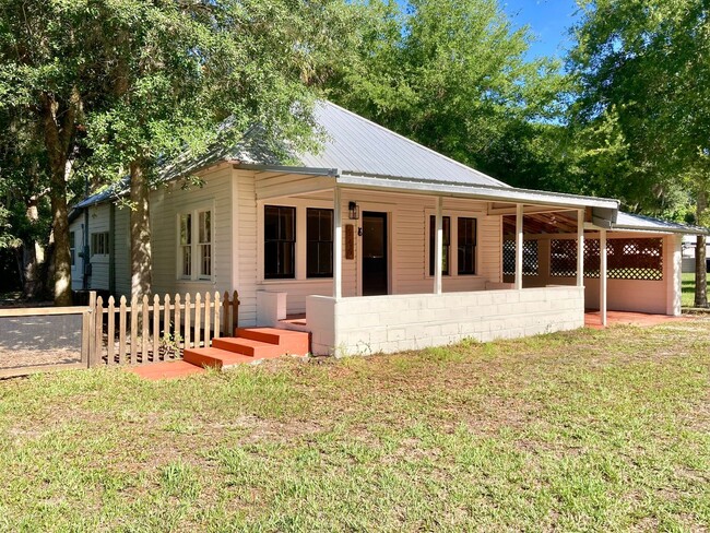 Building Photo - Crystal River Cottage!