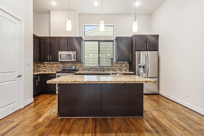 Building Photo - 5729 Larkin St