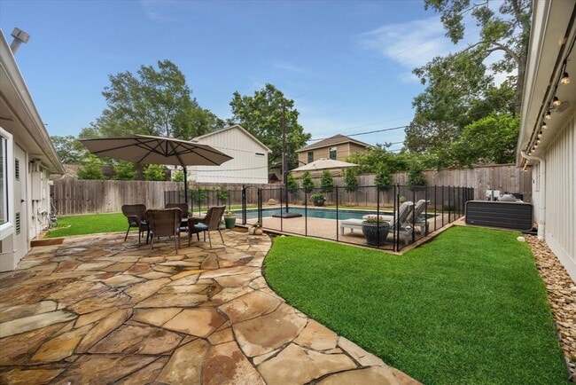 Building Photo - 13035 Pebblebrook Dr