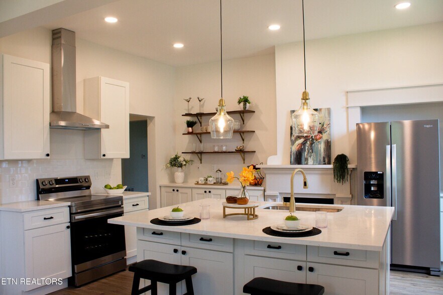 Building Photo - 570 Monroe St