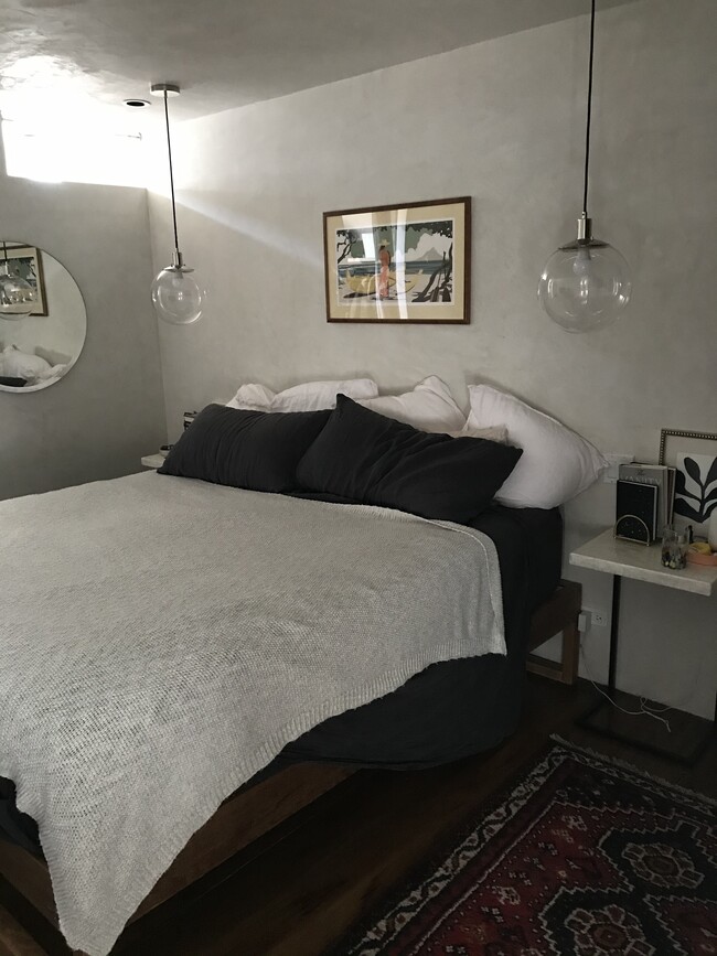 Bedroom - 818 1/2 California Ave