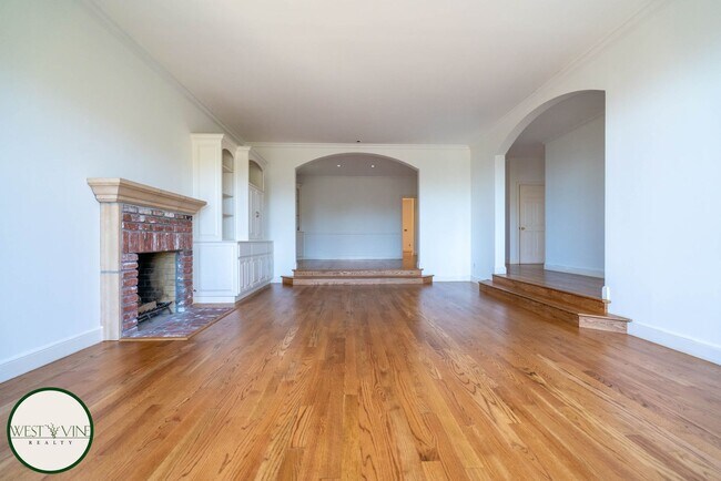 Building Photo - Spectacular Hill Top Home W/ Expansive Vie...