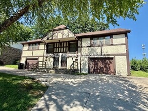 Building Photo - Spacious 3 bedroom Duplex