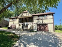 Building Photo - Spacious 3 bedroom Duplex