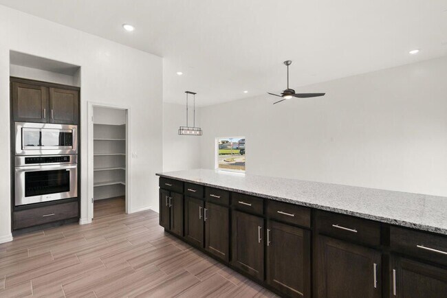 Building Photo - 653 La Entrada Cir