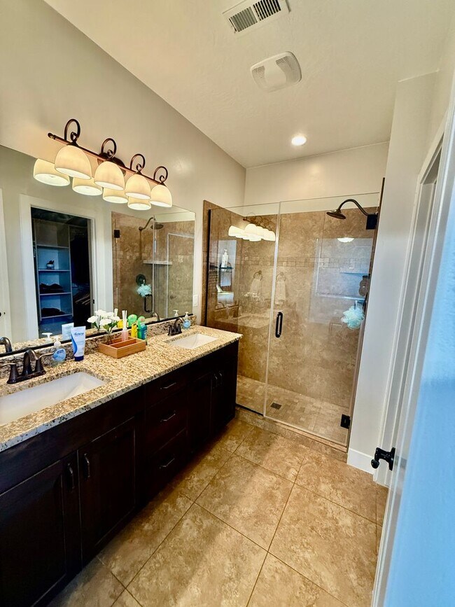 Building Photo - 521 N Creek Ridge Dr