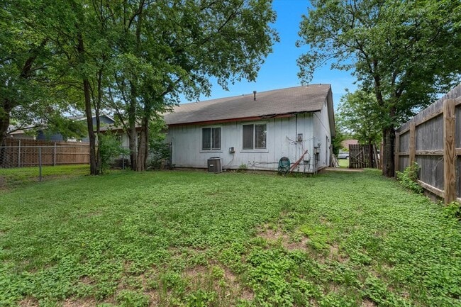 Building Photo - 11906 Sunhillow Bend