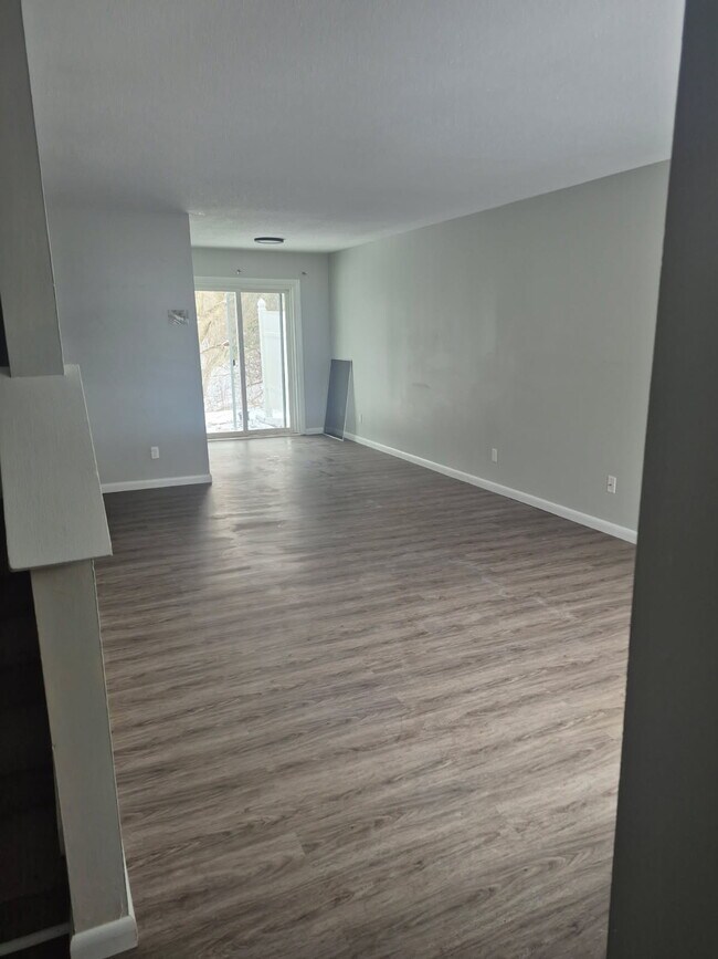 Building Photo - C5 Grandview Dr