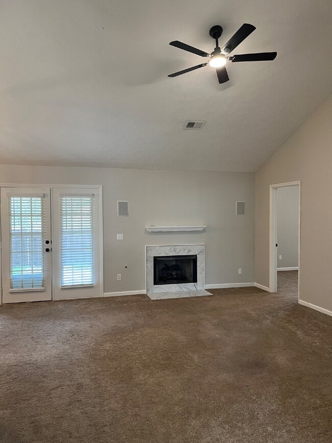 Building Photo - 135 Lake Chateau Dr