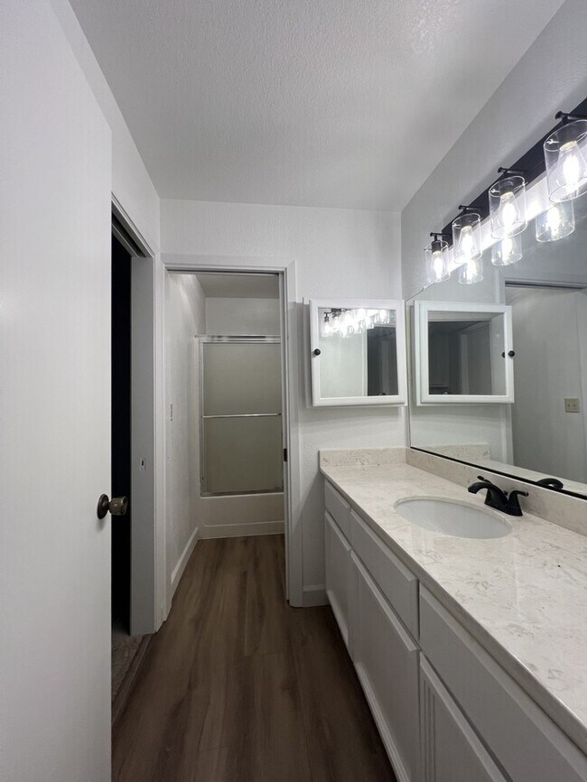 Building Photo - 235 Live Oak Cir