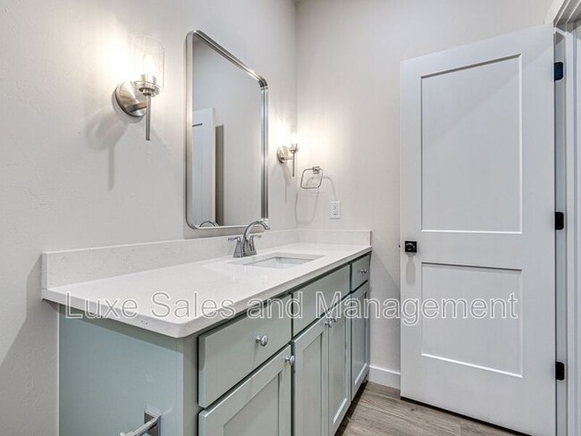 Building Photo - 604 W 2nd St