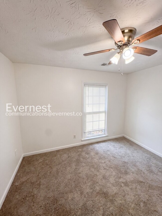 Building Photo - Spacious  Home with Deck, Patio, and Garage! / 3 Bed, 2 Bath / Available now!