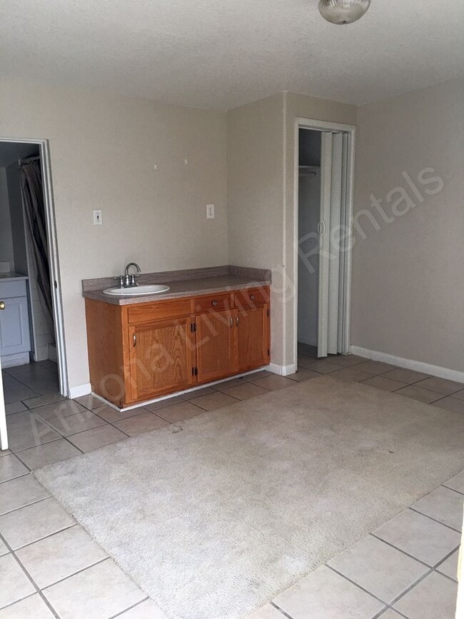 Building Photo - COZY TWO BEDROOM HOME